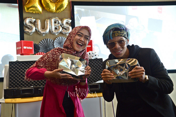 Dengan capaian ini, keduanya pun ingin melakukan sesuatu yang positif untuk merayakannya. Ricis akan memberangkatkan lima subscriber-nya untuk umroh, dan Atta mengatakan ingin membangun masjid.
