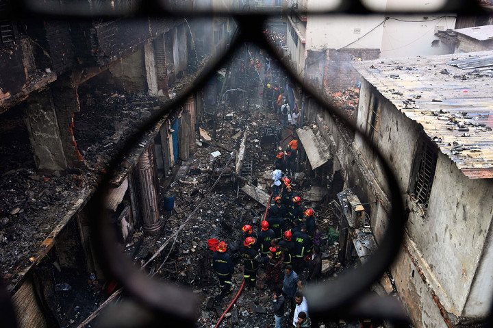Api mulai berkobar di sebuah gedung di mana bahan kimia untuk deodoran dan keperluan rumah tangga lainnya disimpan di tengah apartemen. Api kemudian menyebar dengan cepat ke empat blok di dekatnya di kawasan Chawkbazar di kota tua Dhaka yang dibangun pada zaman Mughai lebih dari 300 tahun lalu.