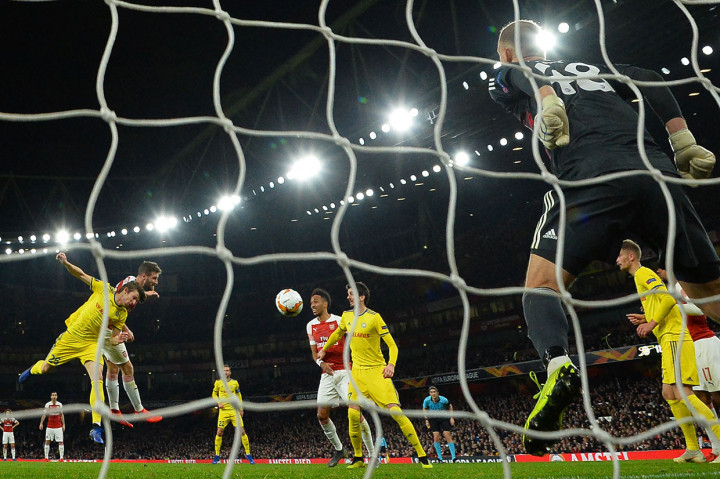 The Gunners menggandakan keunggulan menjadi 2-0 pada menit ke-39 lewat tandukan Skhodran Mustafi menyambut tendangan sudut Granit Xhaka. Skor 2-0 bertahan hingga jeda.