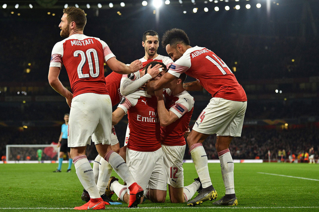 Gol tersebut disambut suka cita para pemain Arsenal.