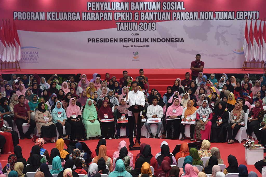 Presiden Joko Widodo berpidato dalam acara penyaluran bantuan sosial Program Keluarga Harapan (PKH) dan Bantuan Pangan Non Tunai (BPNT) tahun 2019 di Cibinong, Bogor.