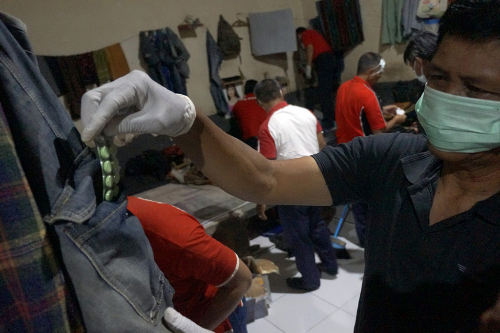 Seluruh warga binaan yang ada di dalam kamar langsung dilakukan penggeledahan badan dan diminta keluar satu per satu. Selanjutnya petugas menyisir berbagai sudut ruangan blok dan kamar. Termasuk barang-barang pribadi tanahan dan narapidana. 