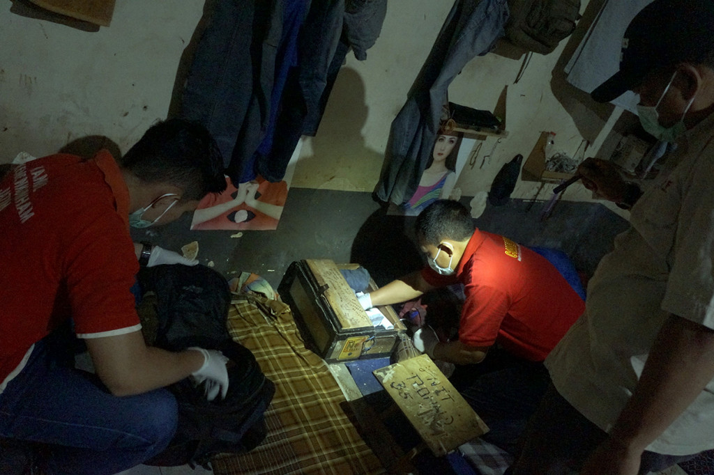 Terkait temuan sejumlah benda-benda terlarang tersebut, petugas kesulitan untuk mengungkap pemiliknya. Sebab paket narkoba dan pil tersebut ditemukan di luar kamar dengan disembunyikan di beberapa titik. 