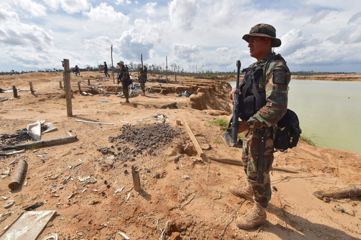 Pemerintah Peru tengah berusaha menghentikan aktivitas penambangan ilegal ini.