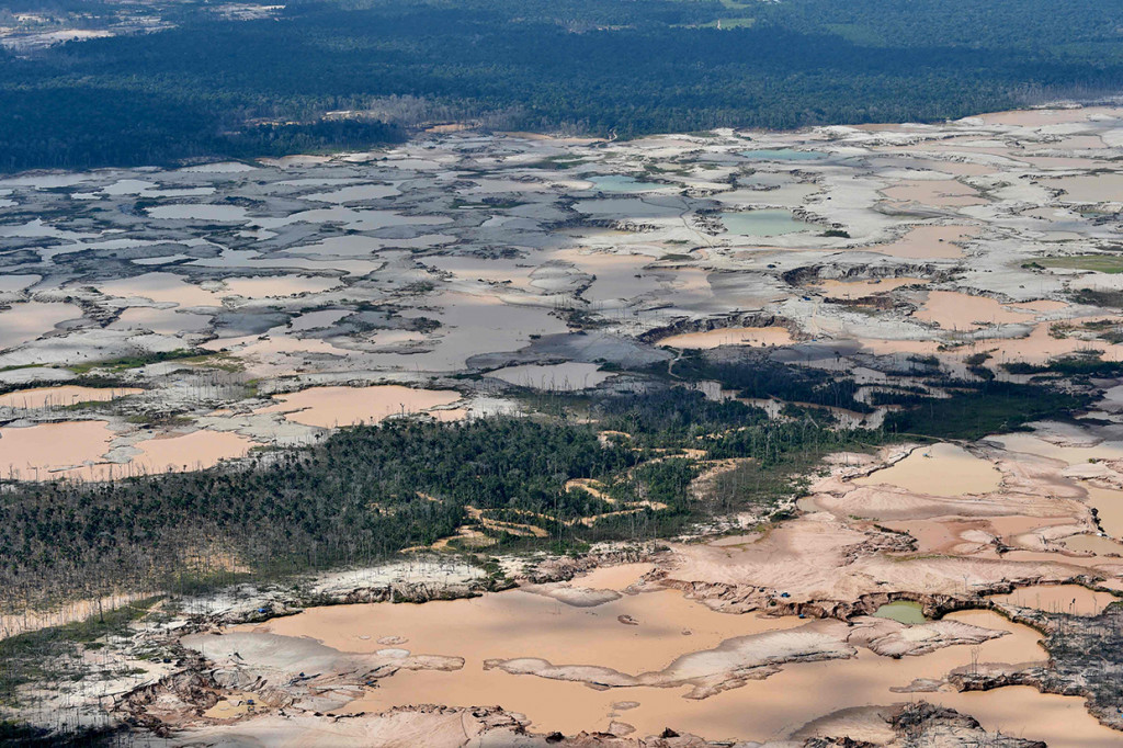 Lebih dari 11.000 hektar hutan dan lembah sungai Amazon rusak akibat penambangan ilegal ini.
