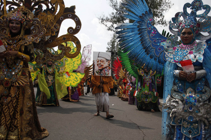 Kirab tersebut digelar untuk menyambut Haul ke-9 Presiden ke-4 RI Abdurrahman Wahid atau Gus Dur di Solo. Antara Foto/Maulana Surya