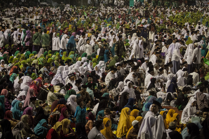 Warga memadati Stadion Sriwedari Solo pada acara Istigasah Akbar Haul ke-9 Gus Dur di Solo, Jawa Tengah. Antara Foto/Mohammad Ayudha