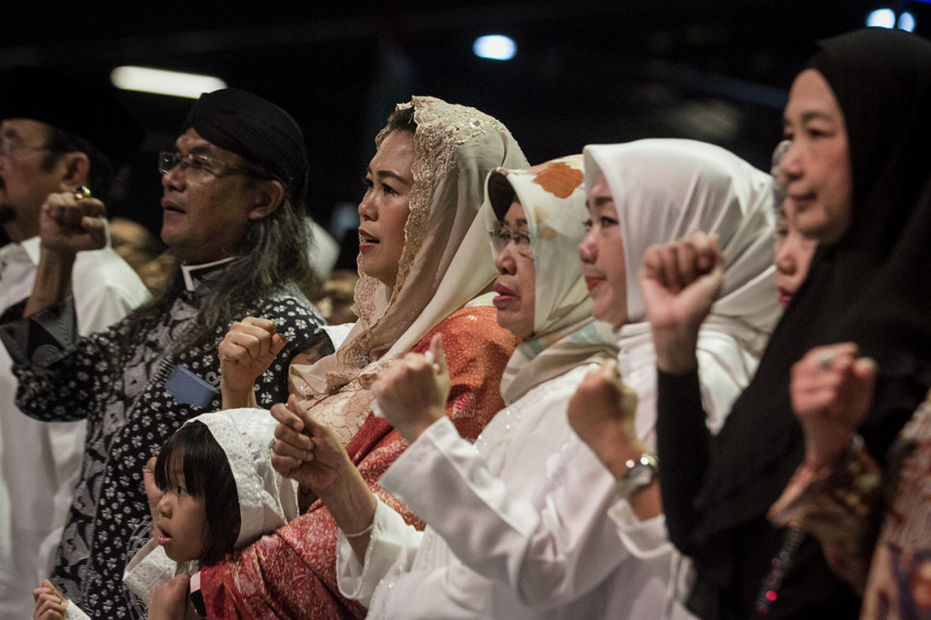 Putri kedua KH. Abdurrahman Wahid atau Gus Dur, Yeni Wahid (kedua kiri) dan Ibu Presiden Joko Widodo, Sudjiatmi Notomiharjo (ketiga kanan) pada acara Istigasah Akbar Haul ke-9 Gus Dur di Solo, Jawa Tengah. Antara Foto/Mohammad Ayudha