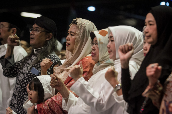 Putri kedua KH. Abdurrahman Wahid atau Gus Dur, Yeni Wahid (kedua kiri) dan Ibu Presiden Joko Widodo, Sudjiatmi Notomiharjo (ketiga kanan) pada acara Istigasah Akbar Haul ke-9 Gus Dur di Solo, Jawa Tengah. Antara Foto/Mohammad Ayudha