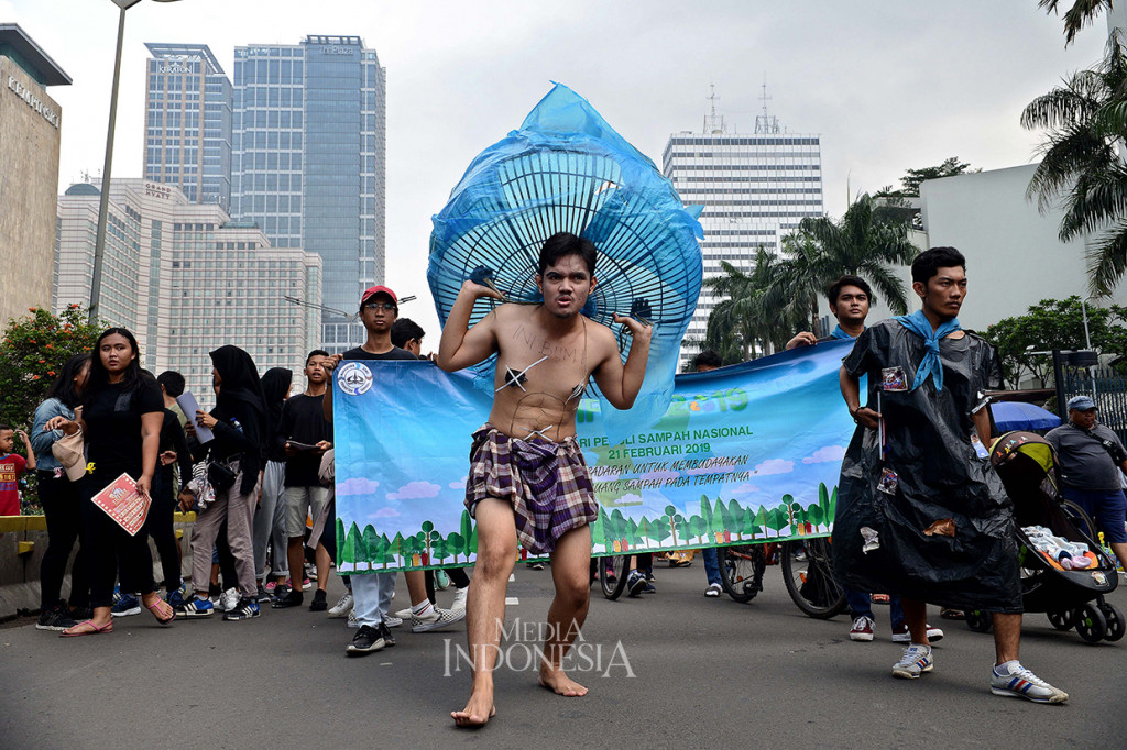 Mahasiswa menggelar aksi teatrikal untuk memeringati hari peduli sampah nasional (HPSN) di hari bebas kendaraan bermotor di kawasan Thamrin, Jakarta.