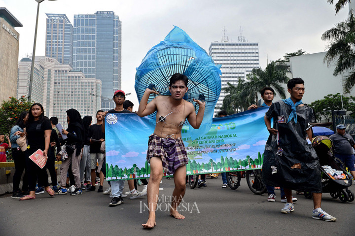 Mahasiswa menggelar aksi teatrikal untuk memeringati hari peduli sampah nasional (HPSN) di hari bebas kendaraan bermotor di kawasan Thamrin, Jakarta.