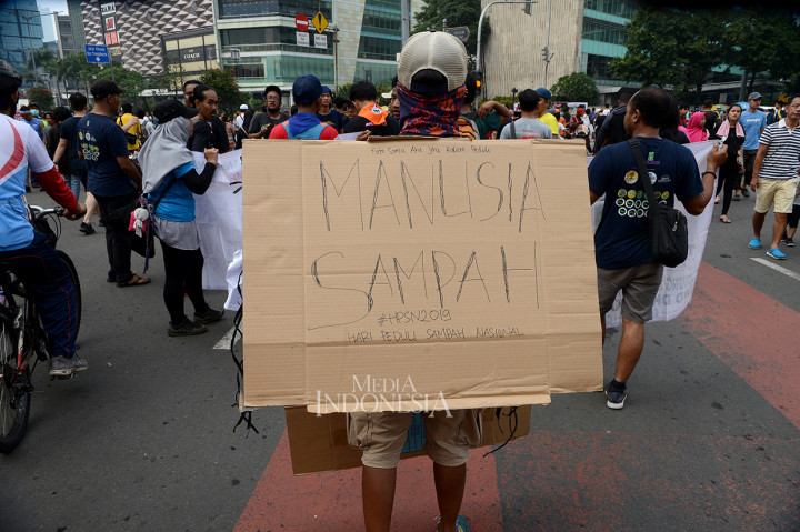 Mereka juga membawa sejumlah spanduk peduli sampah saat melakukan aksi tersebut.