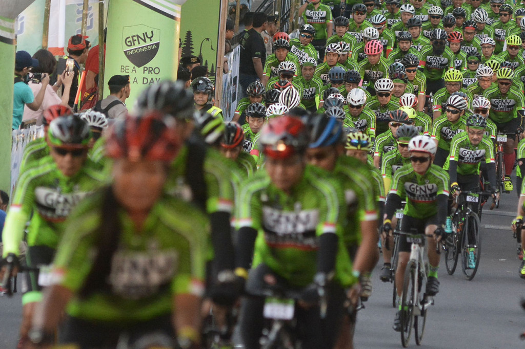 Peserta memacu sepedanya saat mengikuti Gran Fondo New York (GFNY) Bali 2019 di wilayah Klungkung, Bali.