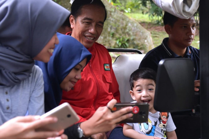 Raut wajah senang dan gembira tampak terlihat dari wajah Jan Ethes. Sepanjang perjalanan, Jan Ethes tak henti-hentinya menebar senyum.