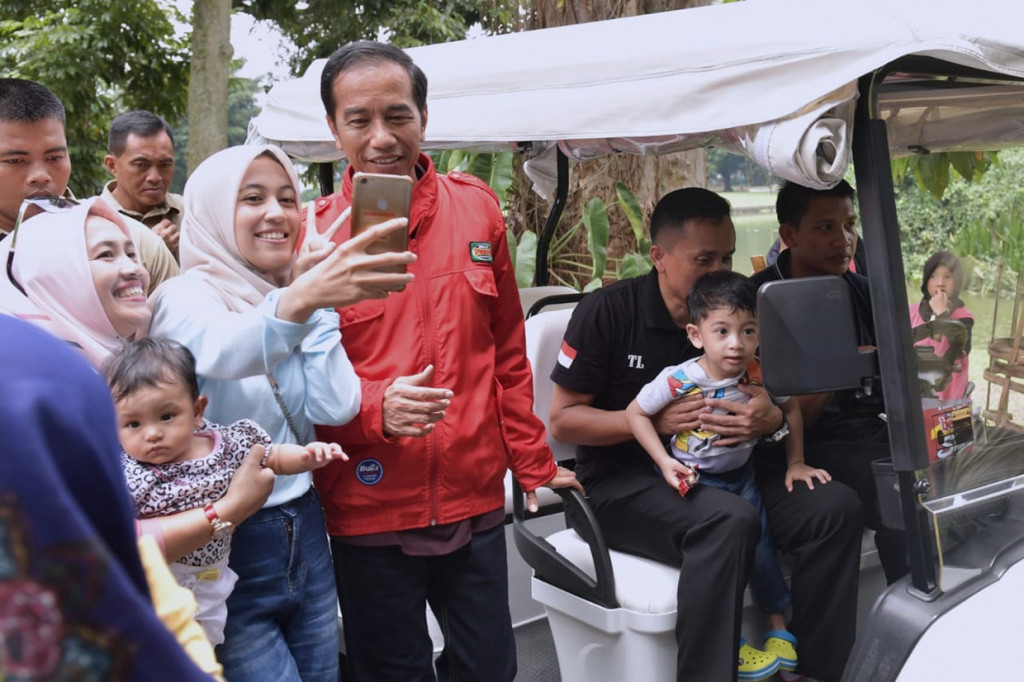 Saat berjalan kaki tersebut, Presiden bertemu warga yang sama-sama sedang berjalan kaki atau hanya menikmati Kebun Raya Bogor. Seperti biasa, Presiden meladeni warga yang ingin berswafoto bersama. 