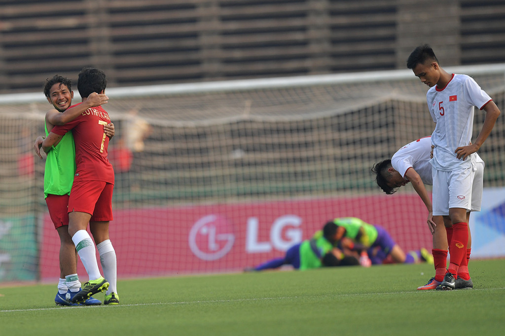 Pemain Timnas U-22 Indonesia Muhamad Lutfi Kamal Baharsjah (kedua kanan) berpelukan dengan rekannya Gian Zola (kiri) seteleah memenangkan pertandingan Semi Final Piala AFF U-22 melawan Vietnam di Stadion Nasional Olimpiade Phnom Penh, Kamboja.