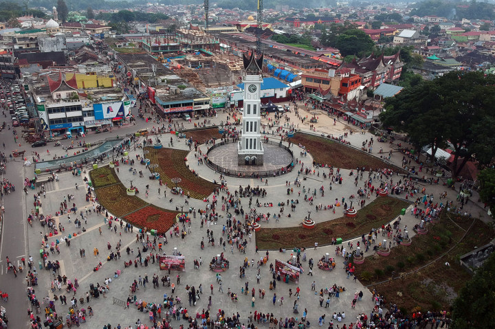 Ratusan pengunjung menikmati kawasan pedestrian Jam Gadang, di Bukittinggi, Sumatera Barat, Minggu, 24 Februari 2019.