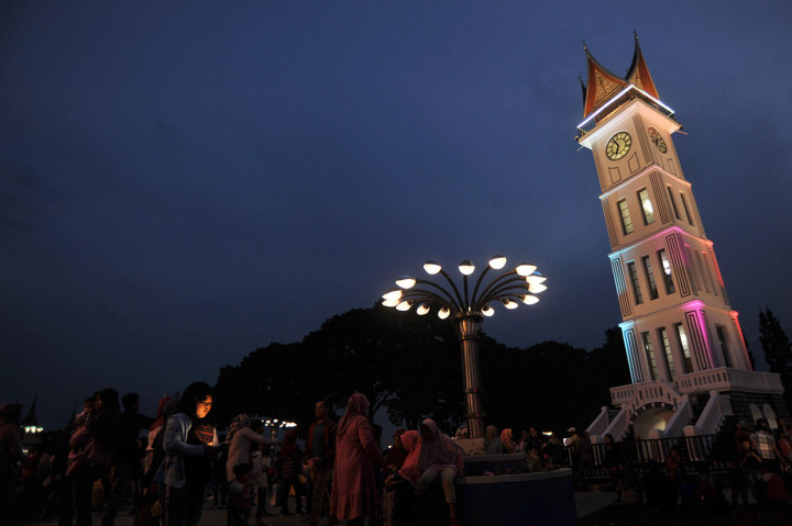 Sejak dibuka kembali pada Sabtu, 16 Februari lalu, kawasan pedestrian Jam Gadang selalu ramai dikunjungi, tidak saja warga lokal, namun  kebanyakan datang dari luar Kota Bukittinggi.