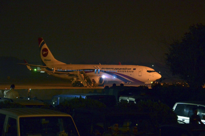 Pesawat Biman Bangladesh-terikat Dubai yang dibajak berada di landasan setelah pendaratan darurat di Bandara Internasional Shah Amanat di Chittagong, Bangladesh, Minggu, 24 Februari 2019.
