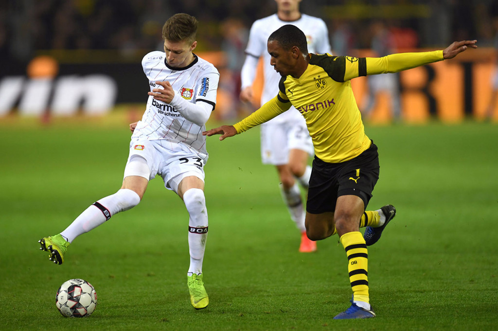 Dortmund, yang tidak pernah menang pada lima laga sebelumnya di semua kompetisi, mengawali pertandingan dengan buruk, ketika Leverkusen menikmati 75 persen penguasaan bola pada 15 menit pertama.