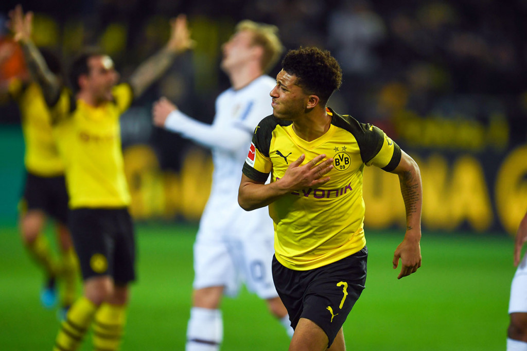 Namun satu menit berselang, pemain muda Dortmund Jadon Sancho membuat gol sensasional lewat tendangan voli memanfaatkan umpan silang Abdou Diallo.