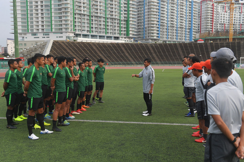 Pemain Timnas U-22 Hanif Abdurrauf Sjahbandi (kanan) menggiring bola dalam latihan di Stadion Nasional Olimpiade, Phnom Penh.