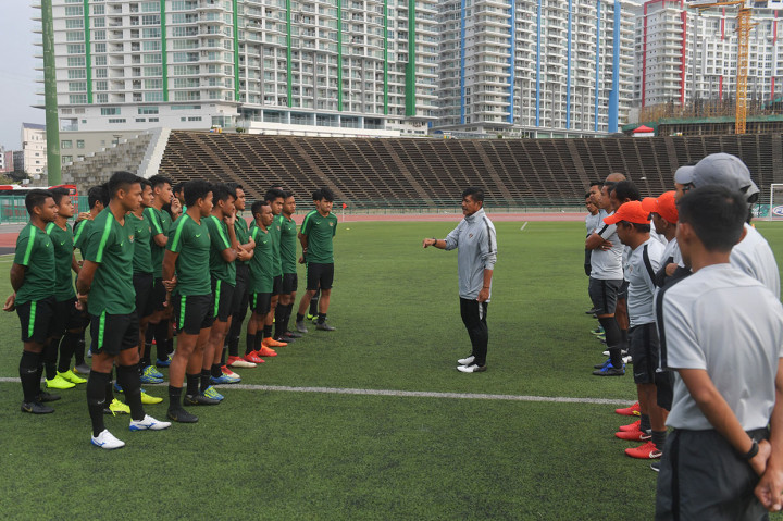 Pemain Timnas U-22 Hanif Abdurrauf Sjahbandi (kanan) menggiring bola dalam latihan di Stadion Nasional Olimpiade, Phnom Penh.