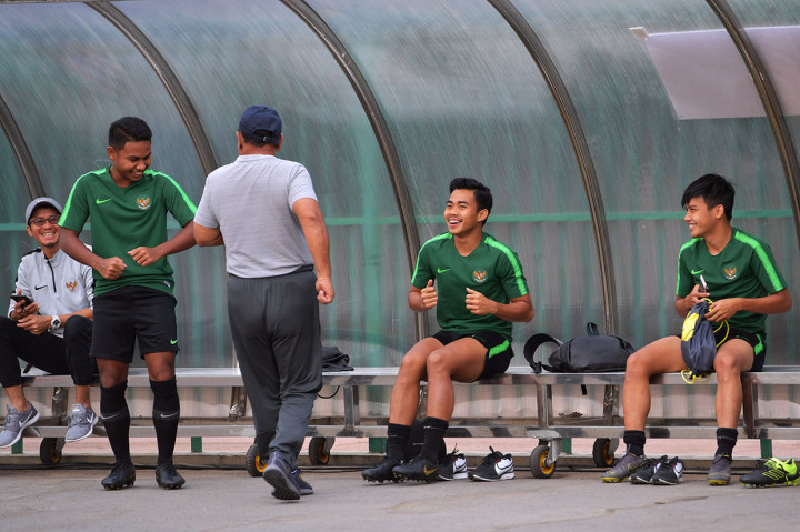 Muhamad Rafi Syarahil (kiri) bercanda dengan rekan dan para asisten pelatih di sela-sela latihan.
