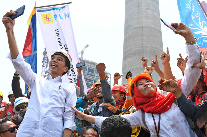 Presiden Jokowi berswafoto bersama pekerja usai meresmikan PLTU Cilacap Ekspansi 1x660 MW di Karangkandri, Cilacap.