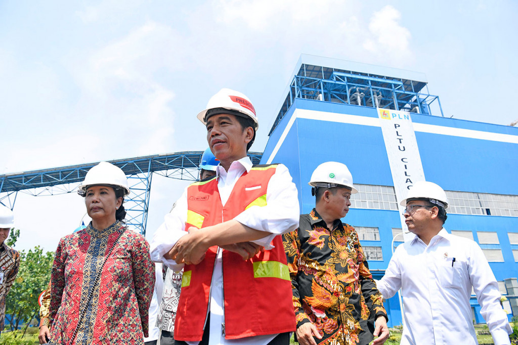 Presiden Jokowi menjawab pertanyaan wartawan di sela-sela peresmian PLTU Cilacap Ekspansi 1x660 MW di Karangkandri, Cilacap.
