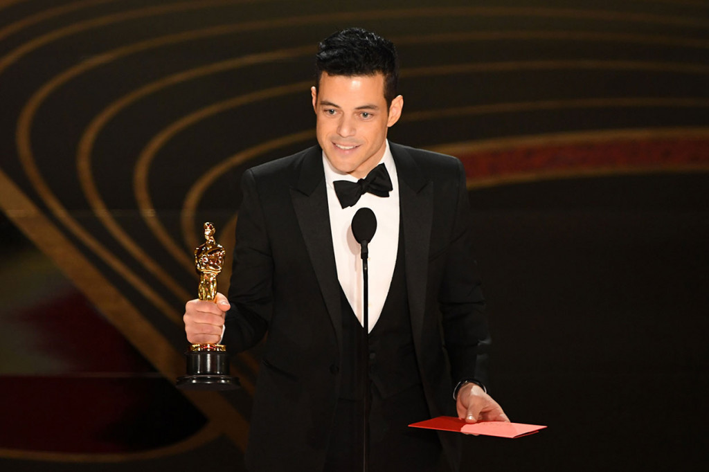 Rami Malek berpose bersama Piala Oscar 2019 yang baru saja dia raih dalam Academy Awards 2019 di Dolby Theatre, Hollywood, California, Minggu, 24 Februari 2019 waktu setempat.