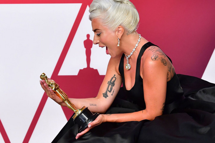 Lady Gaga menyabet penghargaan Best Original Song lewat lagu 'Shallow', sountrack film 'A Star Is Born'.