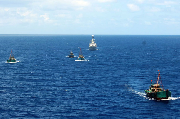 Sebanyak empat kapal ikan Vietnam berhasil ditangkap oleh KRI TOM-357 di bagian utara landas kontinen Laut Natuna, Kepulauan Riau. Sementara dua kapal Vietnam Fisheries Resources Surveillance (VFRS) yang melakukan manuver berbahaya, dilepaskan oleh TNI AL. Dok KOARMADA I TNI AL