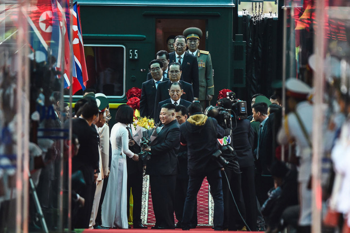 Untuk tiba di Vietnam, Jong Un harus menempuh perjalanan sejauh sekitar 4 ribu km atau sekitar dua setengah hari dari Pyongyang via wilayah Tiongkok.
