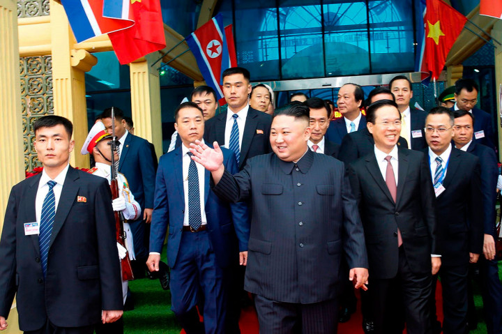 Jong Un akan melakukan pertemuan dengan Presiden AS Donald Trump dalam KTT kali kedua pada 27-28 Februari mendatang. Donald Trump dijadwalkan akan tiba di Hanoi pada Selasa sore.