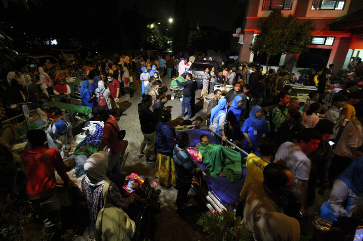 Ratusan pasien rawat inap diungsikan di halaman kantor kelurahan saat terjadi kebakaran RSUD Kota Tangerang, Tangerang, Banten, Senin, 25 Februari 2019 malam.