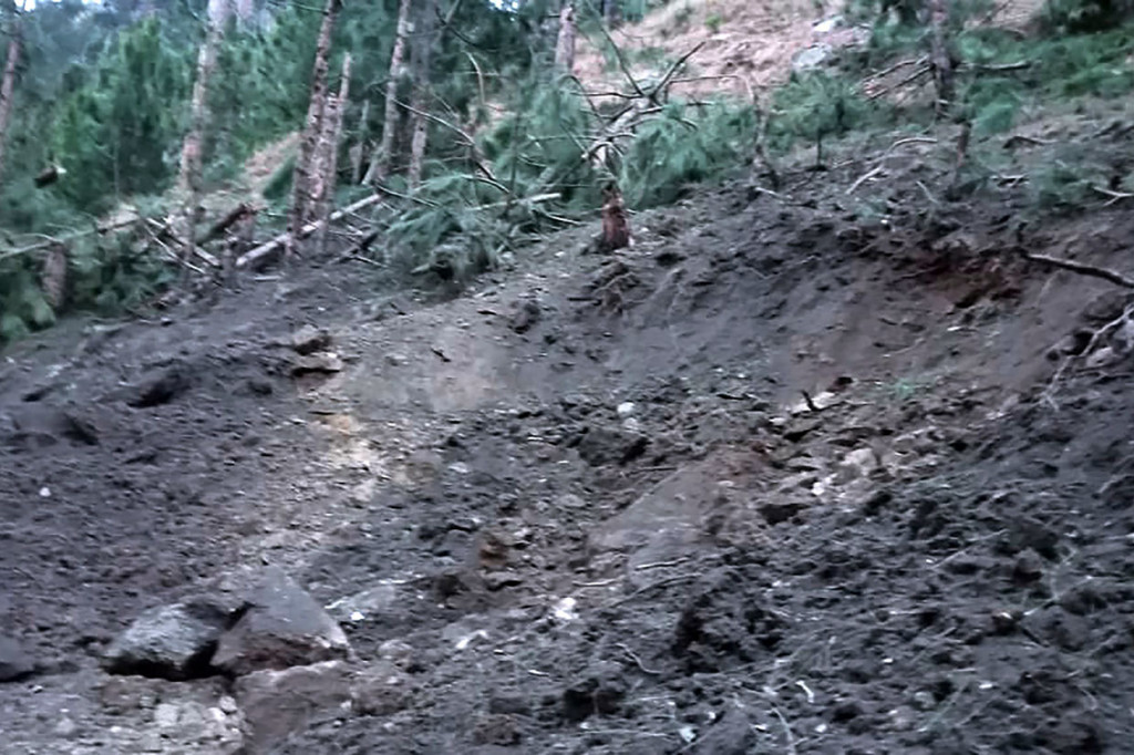 Kerusakan di sebuah medan berbukit di Balakot akibat serangan udara India, Selasa, 26 Februari 2019.