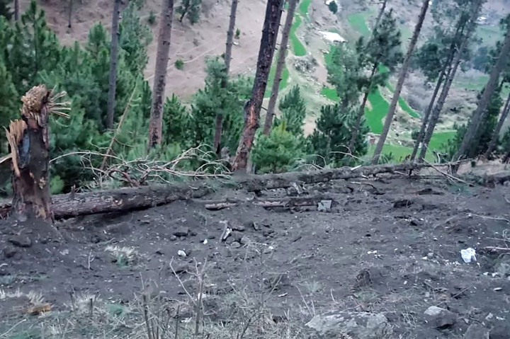 Sebelumnya, pesawat-pesawat India melanggar wilayah udara Pakistan untuk menggempur kamp militan di daerah Balakot. Serangan tersebut terjadi hampir dua minggu setelah bom bunuh diri di Kashmir India yang menewaskan 40 paramiliter India.