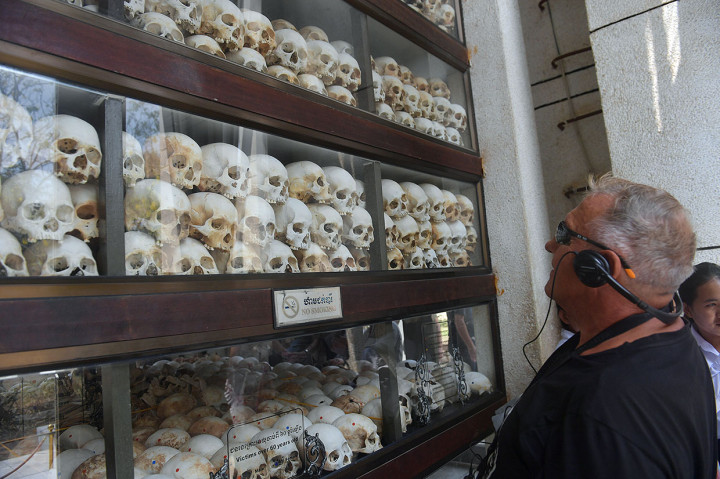 Wisatawan melihat tengkorak korban pembantaian rezim komunis Khmer Merah di Monumen Choeung Ek atau ladang pembantaian, Phnom Penh, Kamboja, Selasa, 26 Februari 2019. 
