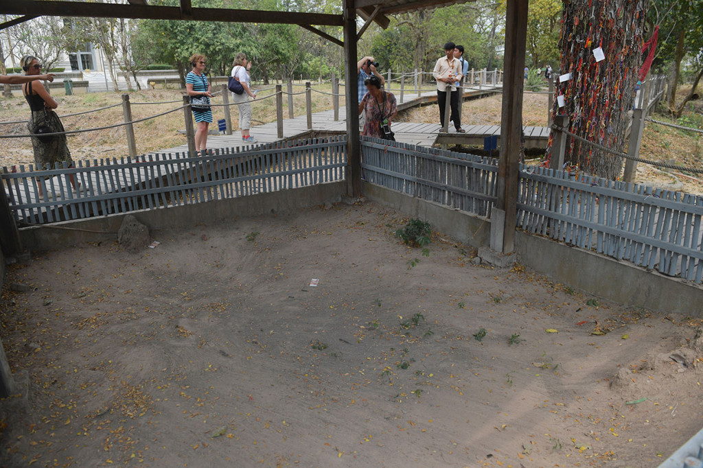 Wisatawan melihat bekas kuburan massal para korban pembantaian rezim komunis Khmer Merah di Monumen Choeung Ek.