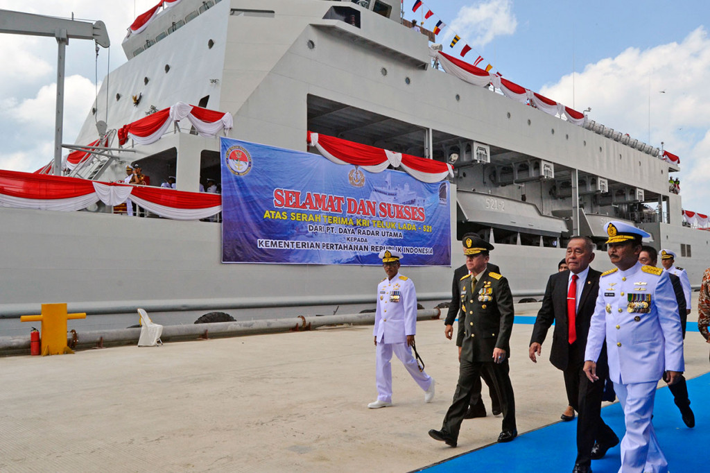 Menteri Pertahanan Ryamizard Ryacudu (kedua kanan) berjalan bersama Kepala Staf Angkatan Laut Laksamana Siwi Sukma Adji (kanan) saat penyerahan kapal KRI Teluk Lada -521 di PT Daya Radar Utama (DRU) Bandar Lampung, Lampung, Selasa, 26 Februari 2019. Antara Foto/Ardiansyah