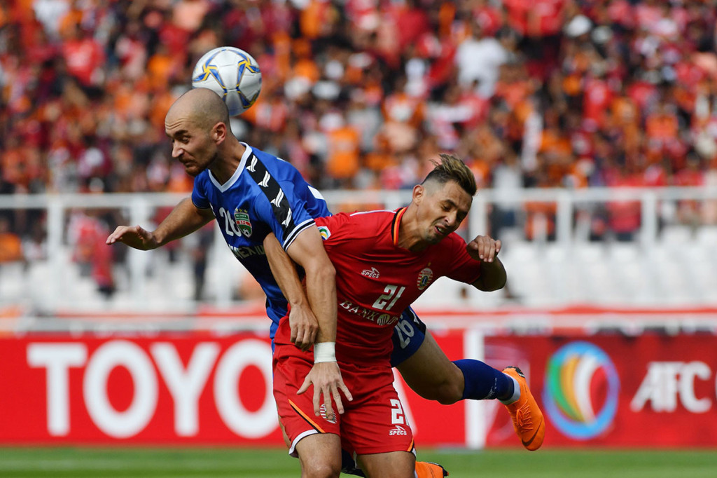 Pemain depan Persija Silvio Benitez berduel memperebutkan bola melawan pemain Becamex Binh Duong  Shymeiko Veniamin dalam lanjutan Grup G Piala AFC 2019, di Stadion Utama Gelora Bung Karno (SUGBK), Jakarta, Selasa, 26 Februari 2019.