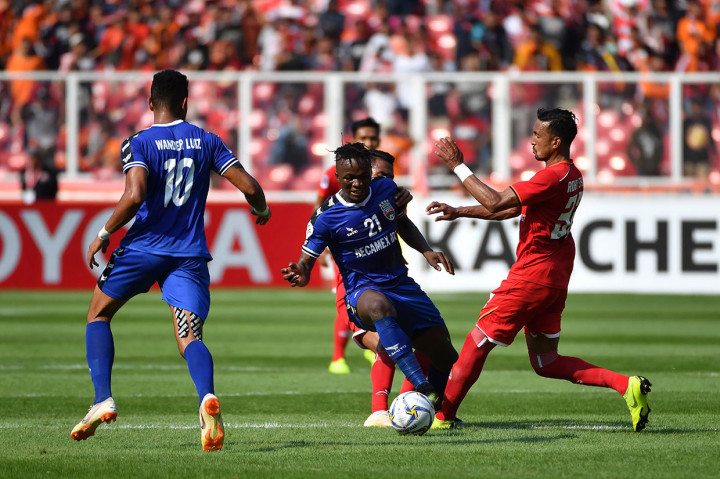 Pertahanan rapat Becamex yang digalang Ali Rabo membuat Persija tidak leluasa menusuk ke kotak penalti. Skuat Macan Kemayoran terpaksa melakukan tendangan-tendangan jarak jauh yang tidak terlalu efektif membongkar lini belakang Becamex. Nasib serupa juga dialami sang lawan. 