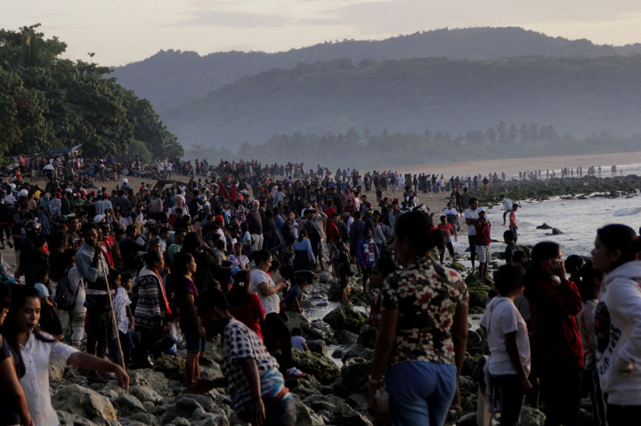 Sebelum pelaksanaan Festival Pasola, digelar tradisi memanggil dan menangkap nyale  di Desa Hupumada dan Taramanu, Kecamatan Wannokaka.