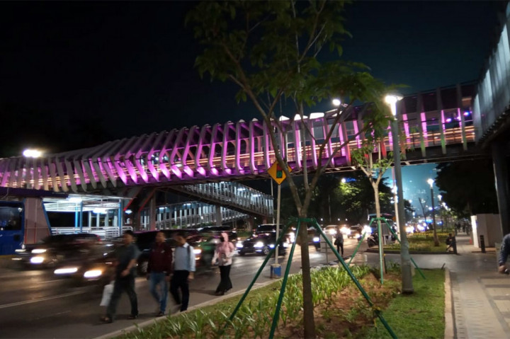Selain memiliki keunikan dalam segi arsitektur, JPO tersebut juga dilengkapi lampu warna-warni yang terlihat indah di malam hari.