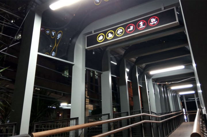 JPO yang memiliki panjang 70 meter dan lebar 2,5 meter tersebut dilengkapi dengan lima cctv. Tidak hanya itu, JPO tersebut juga dibalut dengan bahan yang tidak mudah terbakar.
