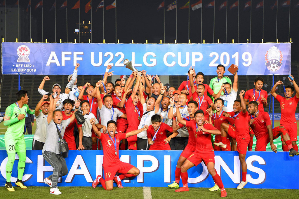 Para pemain Timnas Indonesia  U-22 melakukan selebrasi usai memastikan diri menjadi juara Piala AFF U-22 di Stadion National, Phnom Penh, Kamboja, Selasa, 26 Februari 2019.  AFP Photo/Tang Chhin Sothy
