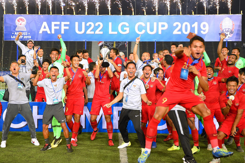 Garuda Muda menjadi juara setelah menundukkan Thailand 2-1 di laga final. AFP Photo/Tang Chhin Sothy