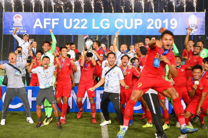 Garuda Muda menjadi juara setelah menundukkan Thailand 2-1 di laga final. AFP Photo/Tang Chhin Sothy