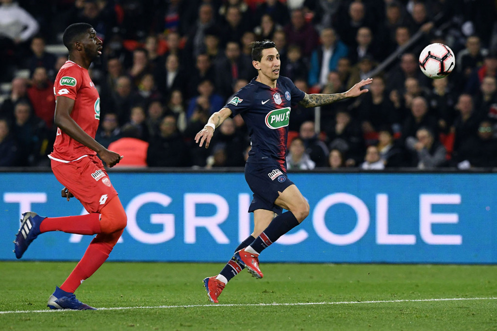 Laga baru berjalan delapan menit Angel Di Maria berhasil membuka gol dengan tendangan lambung dari tepi garis penalti, hasil umpan brilian Julian Draxler.